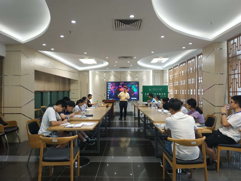 华工营组织营员开展实验室学习体验活动_副本.jpg