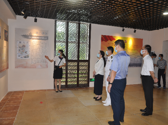 参观展览.jpg
