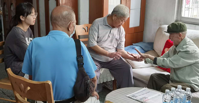军休一支部委员上门探望离休干部王步章.png