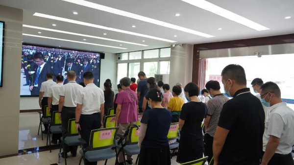 组织收看向人民英雄敬献花篮仪式.jpg