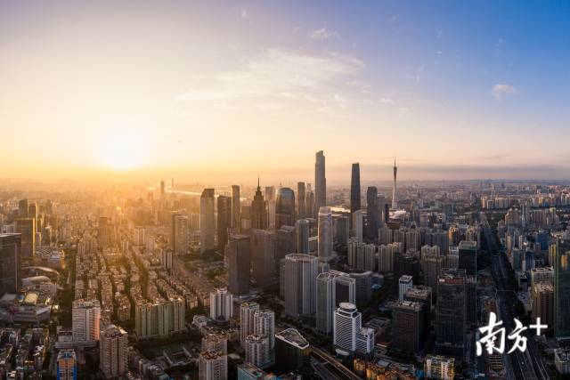 10月17日，广州迎来一个秋高气爽的清晨，太阳终于不再“迟到”，按时升起。  阿基 摄
