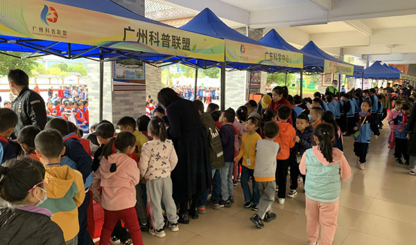 图三：连山民族中学活动现场.jpg
