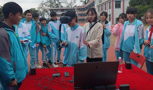 图五：小三江中学活动现场.jpg
