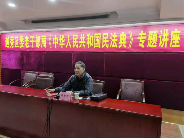 区司法局原党委书记、区关工委讲师团团长郑自力在作报告1.jpg
