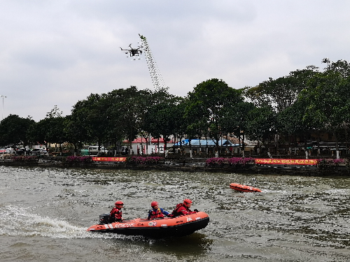 图三：运用无人机等现代水上应急装备抢险救援.jpg