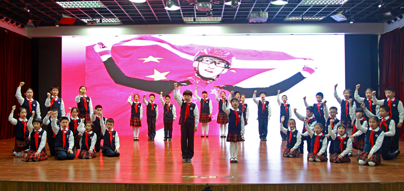 图4：广州市越秀区旧部前小学学生表演诗朗诵《我骄傲，我是中国人》.jpg