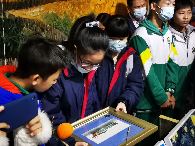 图2学生们认真欣赏通草画珍品.jpg