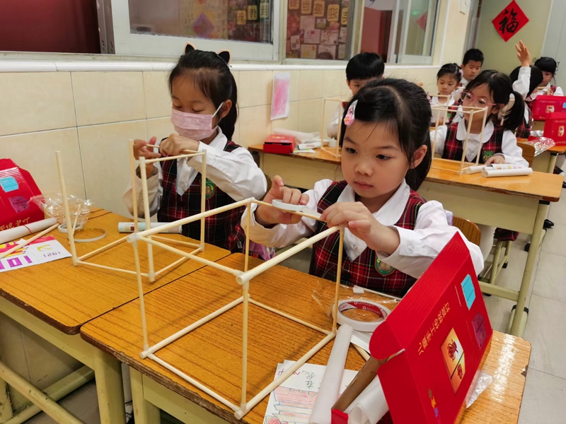 04-朝天小学港澳子弟班学生制作元宵灯笼_副本.jpg