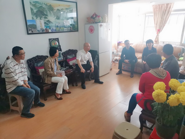 亲切的与罗老进行交谈.jpg