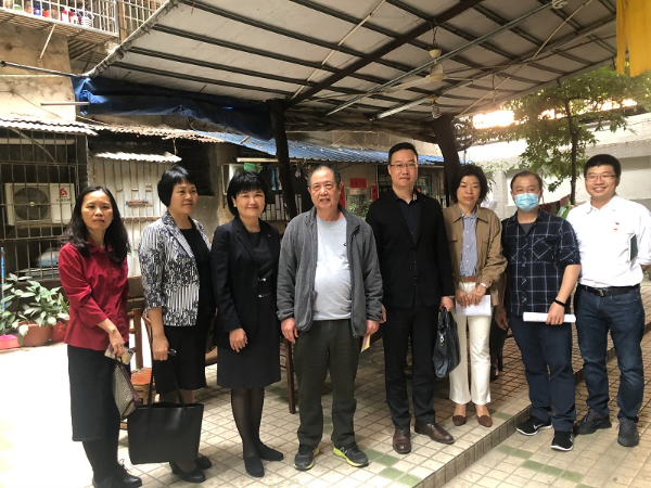 与退役军人卢志强合影留念.jpg