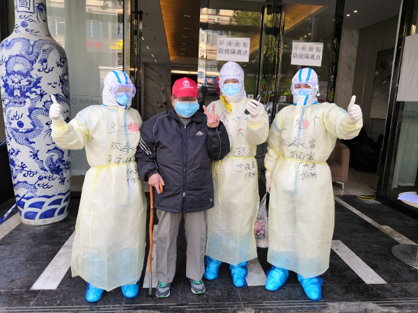 王允个在武汉隔离点工作照片（右一）.jpg