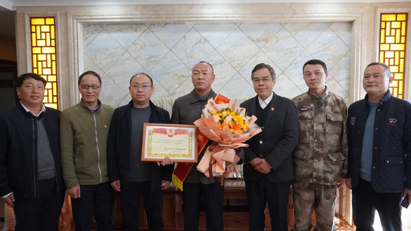 为立功受奖军人家庭送喜报上门.jpg