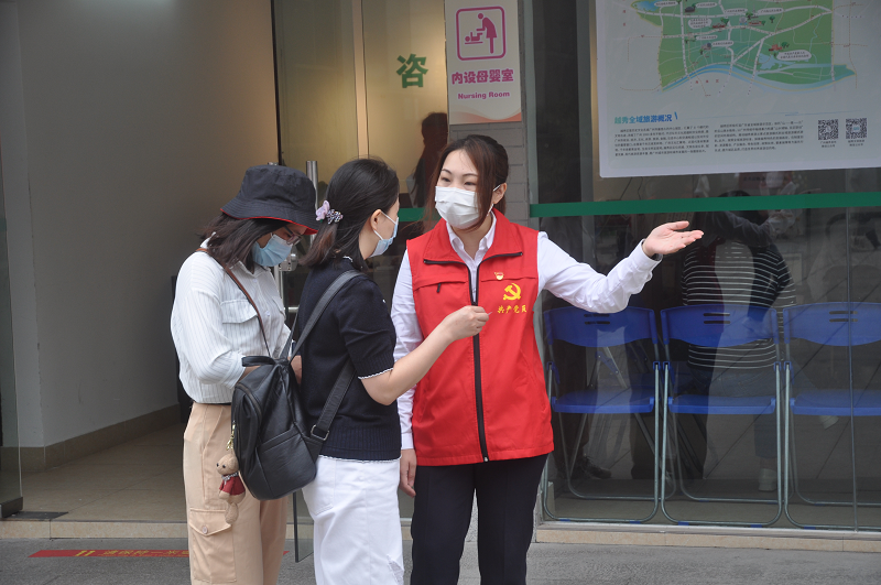 党员志愿者为市民游客指路.png
