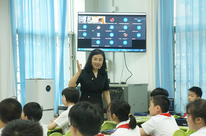 图３大连市经济技术开发区红星海学校的于红娟老师正在上数学课.jpg