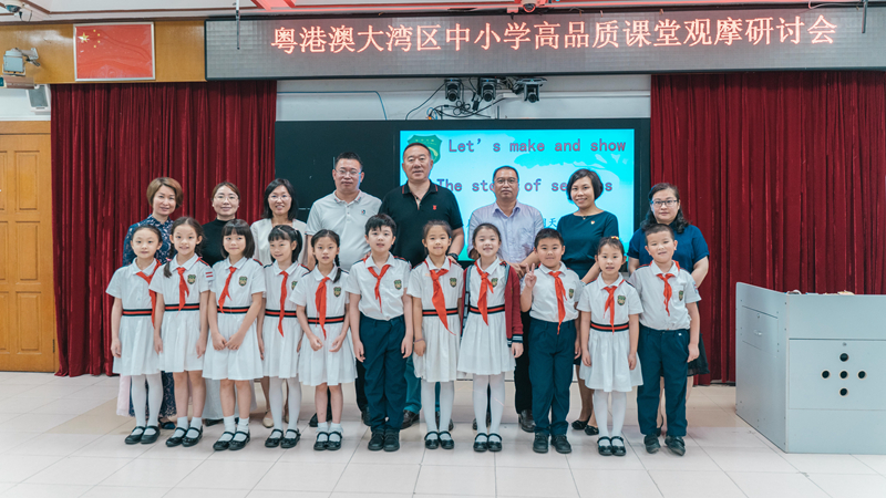 图７　在朝天小学分会场，专家团队与朝天小学港澳子弟班的同学们合影.jpg