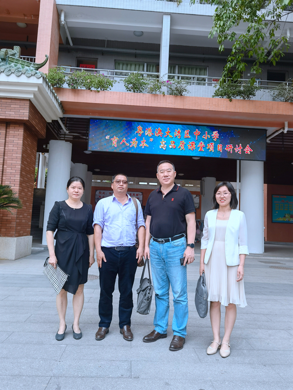 图８　专家团队在协和小学分会场合影留念.jpg