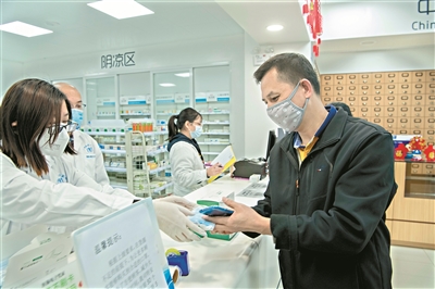 市民预约成功后，拿到口罩。.jpg