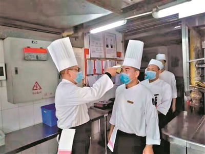 东方宾馆员工健康检测实行“晨午检”。.jpg