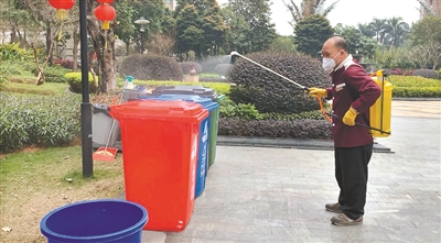 小区对垃圾分类收集点进行消毒。