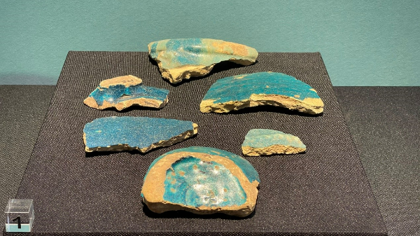 展出的南汉国波斯蓝釉陶器.jpg