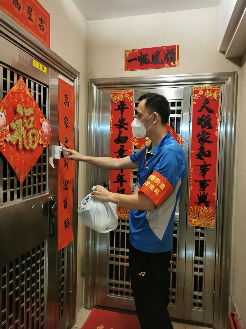 图3：陈国鹏同志正在配送居家隔离人员物资.jpg