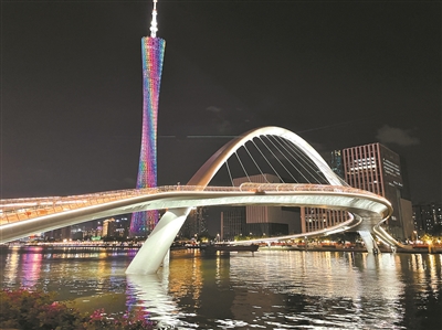 广州首座珠江两岸 人行桥首次亮灯