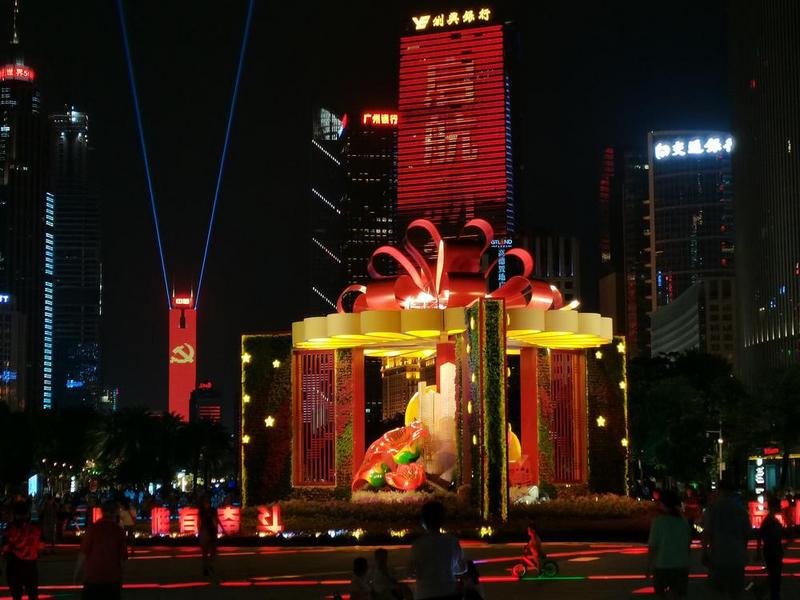 迎建党百年，广州85组立体花坛向公众展示
