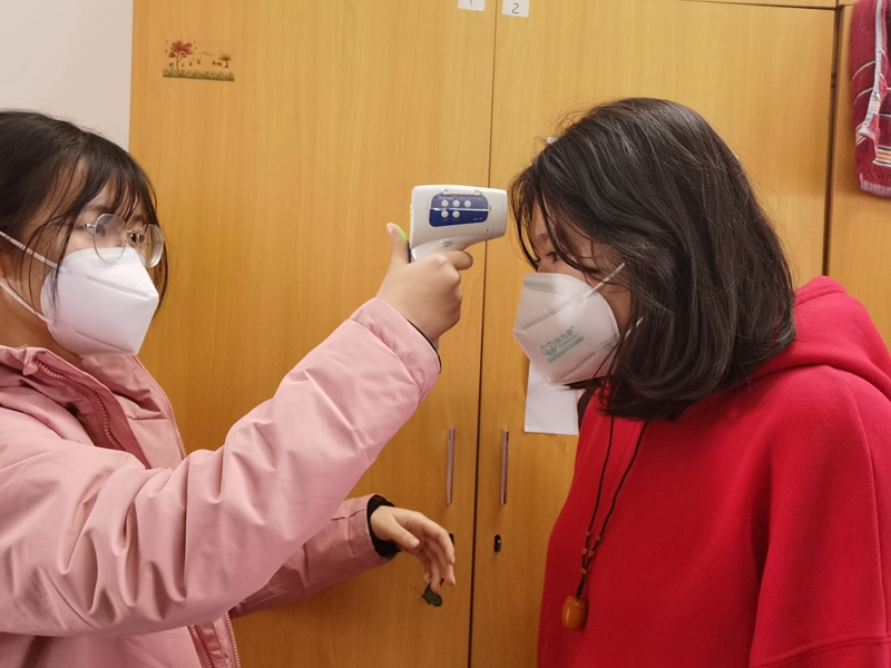 广雅中学每日对内高班学生进行体温监测_副本.jpg