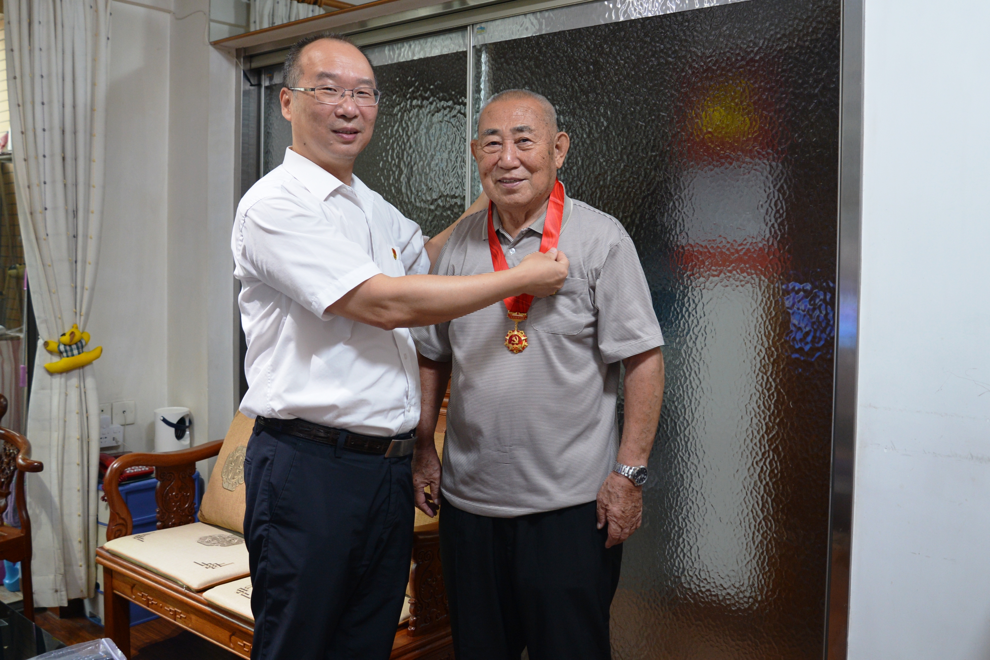 黎子良慰问光荣在党50年老党员_@sn@.JPG