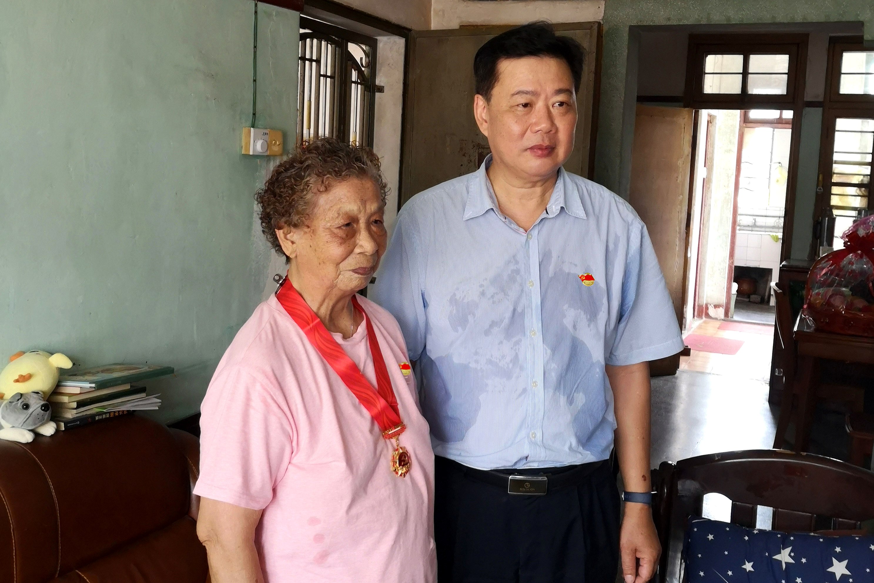 刘南群慰问离休老党员林静(裁剪)_@sn@.jpg