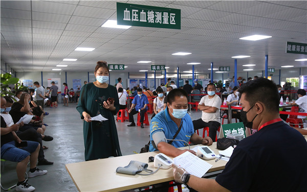 Crowds grow at large vaccine site in Guangzhou
