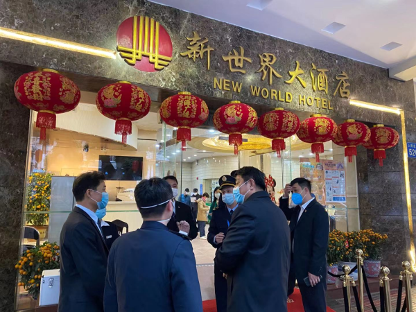 图为卫生监督员检查定点接待酒店.jpg