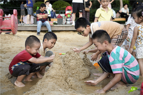 People enjoy National Day holiday across Guangzhou