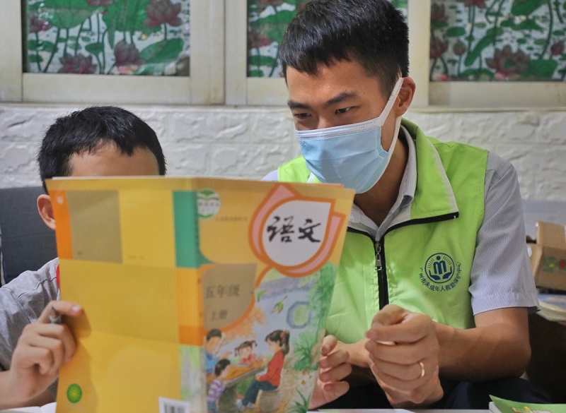 图2：市未保中心工作人员入户探访.jpg