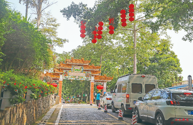 车辆有序进入景区.jpg