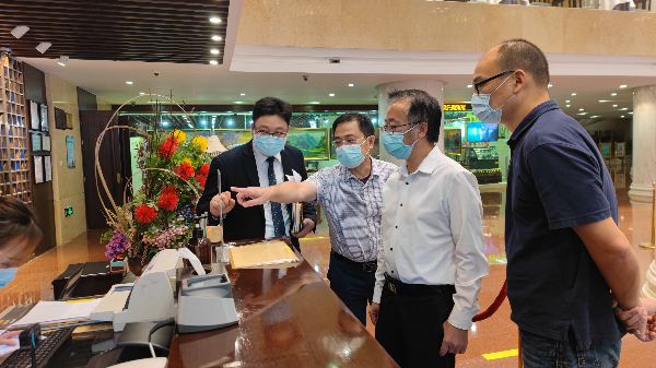 10月14日市发展改革委副主任邓宏永带队调研第130届广交会期间酒店客房限价措施落实情况1.jpg