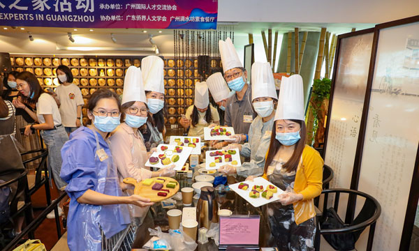 图2.展示亲手制作的绿豆糕.JPG