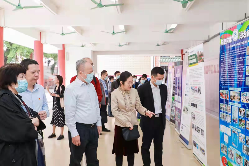 与会领导和专家参观智慧教育成果巡展.jpg