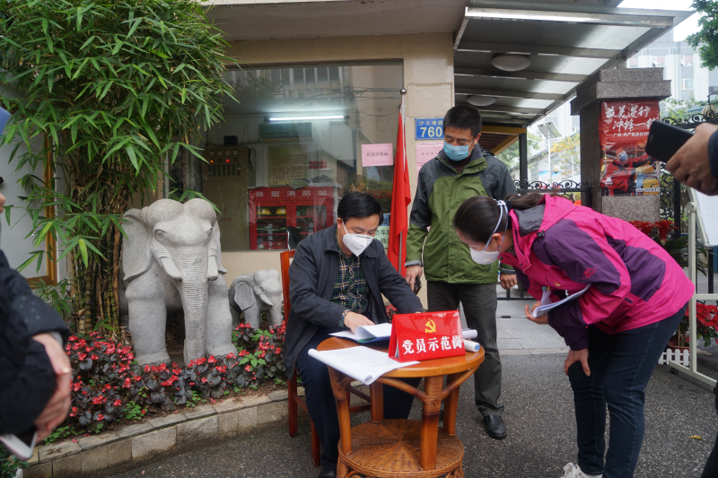 吴楚峰一级调研员到市军休所检查新冠肺炎疫情防控工作.jpg