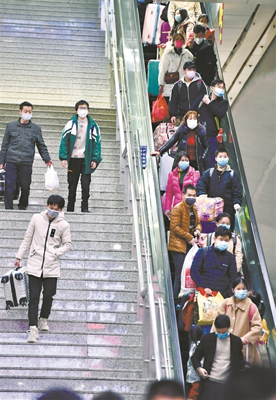 广州南站客流渐多。