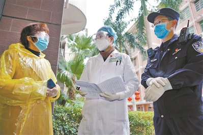 广州首创“三人小组”模式入户走访监测疫情。