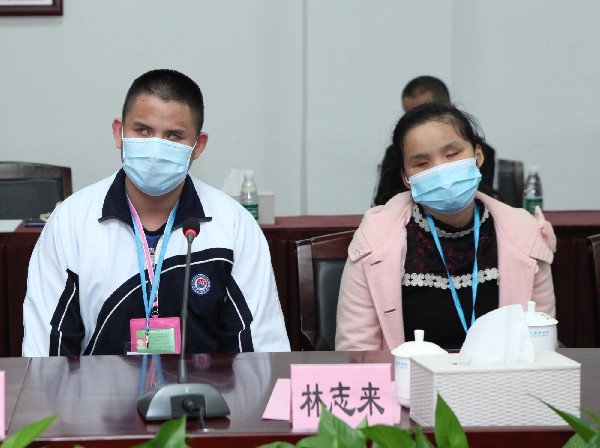 （图上）视障读者代表畅谈参加广少图“暖爱园地”讲座的感受3429.jpg