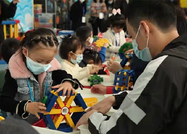 （图上）孩子们根据绘本故事元素，兴致勃勃地利用乐高积木搭建蜗牛3301.jpg