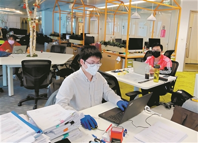 在广州国际金融中心大楼里，已经复工复产的某跨国公司员工在工作（2月10日摄）。.jpg