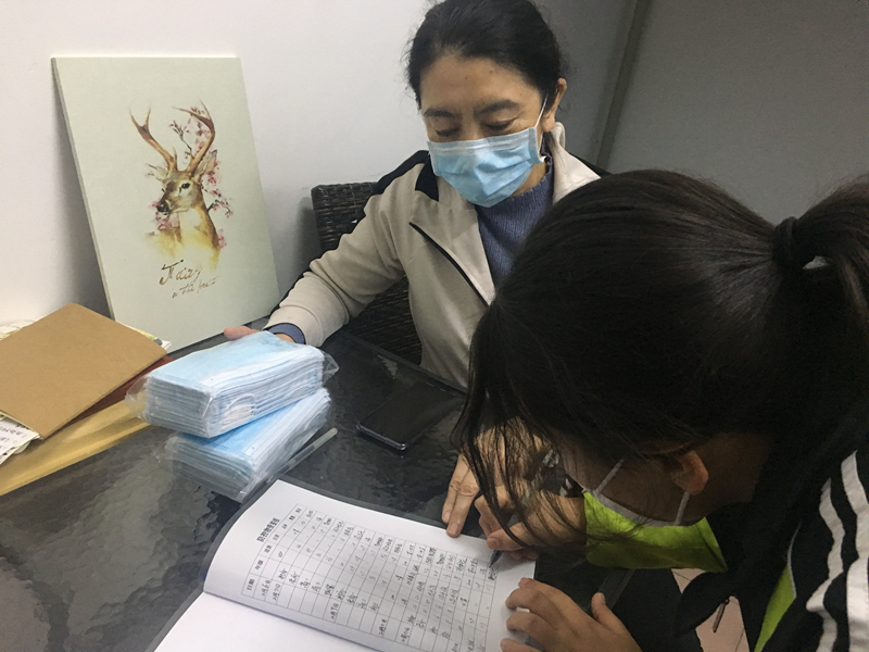 柏林老师为学生发放防控物资.jpg