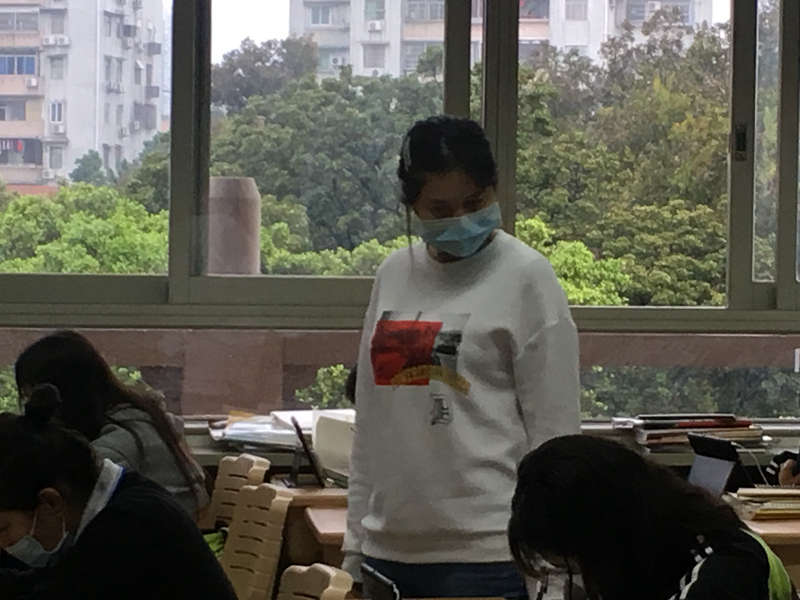 吐松阿依老师巡视学生自习.jpg