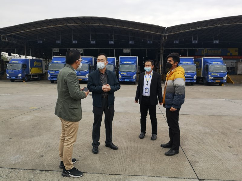 2.粮管中心郭志健主任带队赴白云区检查调研粮油市场复工复产复市情况.jpg