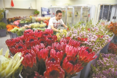买花插花，是广州人日常生活的一部分。