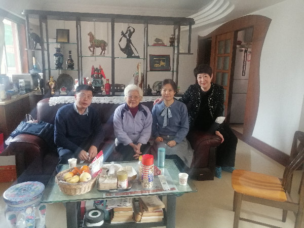 1月21日周青峰副主任上门慰问我委离休干部.jpg