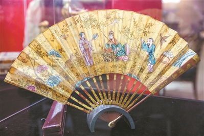 法国参展商斯万带来的外销扇
